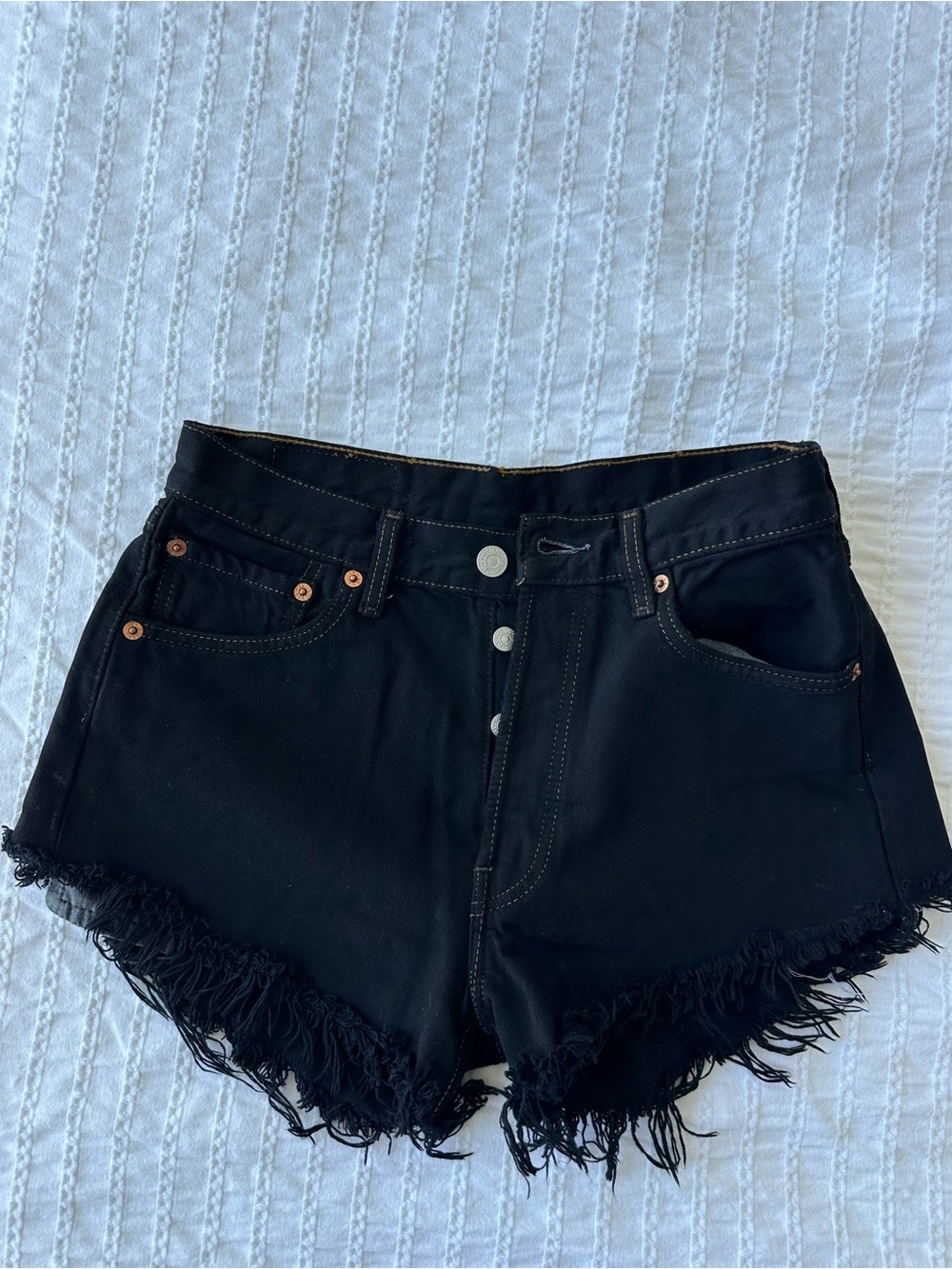 Levi’s: Black High-Rise Frayed Hem Shorts